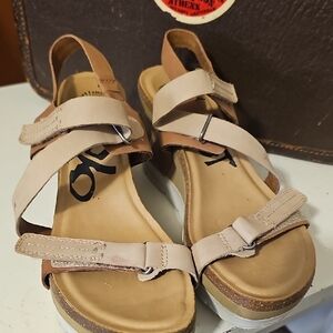 OTBT Women's Beige and Tan Comfort Slingback Sandals